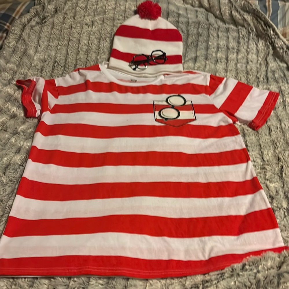 Where’s Waldo set (t-shirt, hat, glasses)